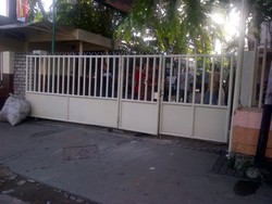 Pelayat Tito Kei Tutup Gerbang Rumah Sakit St Carolus