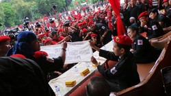 Diberi Kelapa Pemain Debus, Jokowi Tersenyum Baca Tulisan Megawati 2014