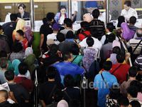 Antre Tiket KA untuk Mudik di Stasiun Gambir