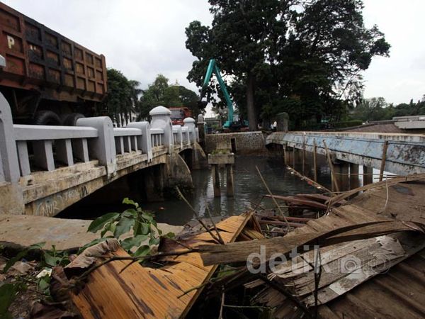 Normalisasi Kali Ciliwung di Depan Istiqlal
