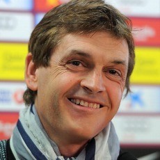 Vilanova Tegaskan Tetap Latih Barca Musim Depan