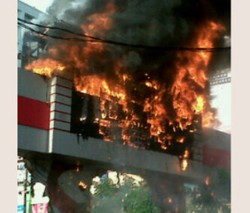 Billboard Terbakar Jadi Tontonan Ratusan Warga Manado