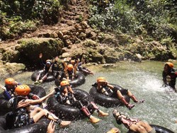 Bertualang Cave Tubing di Gunungkidul, Seru Banget!