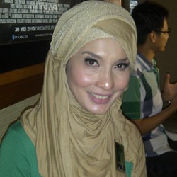Berjilbab, Arzetti Bilbina Ingin Tetap Tampil Modis