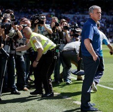 Kerumunan Fotografer, Cibiran, dan Pujian di Laga Terakhir Mourinho
