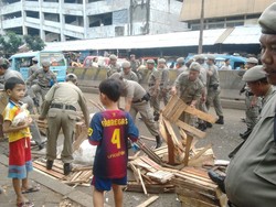 Satpol PP Tertibkan PKL di Pasar Minggu