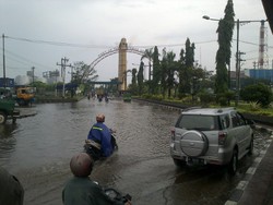 Pembangunan Polder di Pelabuhan Tanjung Emas Semarang Terganggu Rob