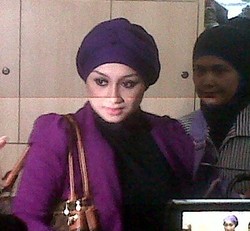 Jenguk Fathanah, Sefti Mengaku Kangen dan Bawa Ayam