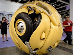 Seniman Indonesia Lumat 5 VW Beetle Jadi Bola Raksasa