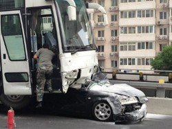 Sedan Kegencet Masuk Kolong Bus, Pengemudi Selamat!
