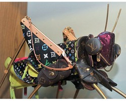 5 Hewan di Kebun Binatang Ini Terbuat dari Tas Louis Vuitton