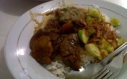 Nasi Uduk Bang Bule: Ketagihan Pulen Gurih Nasduk Plus Semur Jengkol!