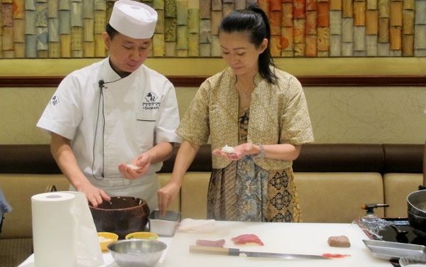 Mengupas Trik Membuat Sushi Klasik Jepang Bersama Chef Singho Ishimaru