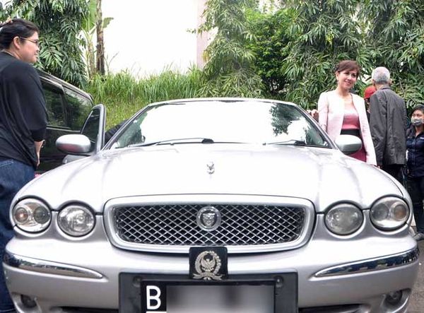 Mobil Jaguar Venna Melinda