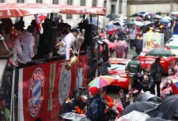Mereka berparade  dengan mobil terbuka di jalan-jalan di Munich. REUTERS/Michaela Rehle.
