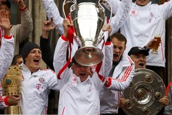 Jupp Heynckes yang akan berhenti mengarsiteki Bayern Munich larut dalam kegembiraan. REUTERS/Wolfgang Rattay.