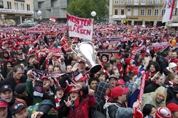 Pendukung Bayern Munich berpesta bersama idola mereka di Marienplatz square, Munich. REUTERS/Wolfgang Rattay.
