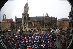 Hujan yang turun tak menyurutkan minat mereka untuk merayakan keberhasilan Bayer meraih 3 tropi tersebut. REUTERS/Michael Dalder.