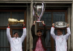 Franck Ribery, Xherdan Shaqiri dan Bastian Schweinsteiger mengangkat tropi DFB Pokal, Liga Champions dan juara bundesliga. REUTERS/Wolfgang Rattay.
