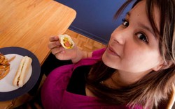 Wanita Hamil Sebaiknya Tak Konsumsi Junk Food dan Minum Kopi