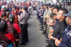 Dilarang Jualan di Stasiun, Ratusan Pedagang Asongan di Purwokerto Demo