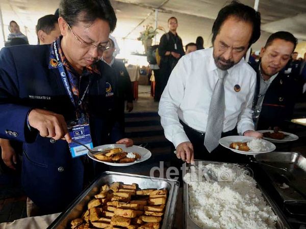 Caleg Nasdem Lahap Makan Nasi Raskin