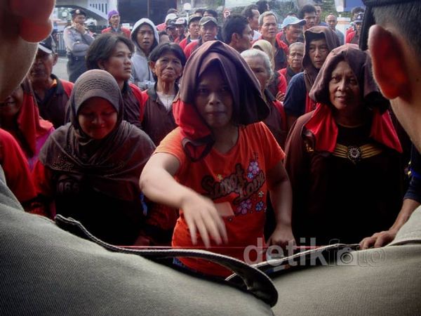 Ratusan Pegadang Asongan Demo PT KAI