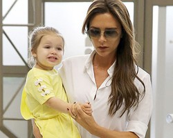 Inspirasi Busana Victoria Beckham Saat Bepergian Bersama Anak