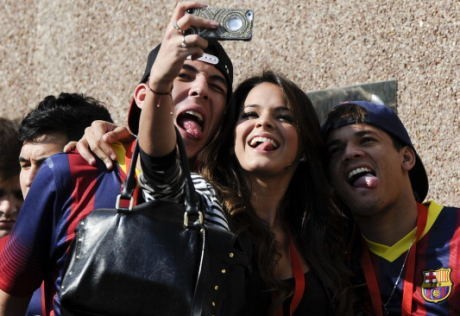 Pacar Neymar pun Bikin Sensasi di Camp Nou