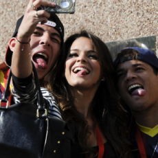 Pacar Neymar pun Bikin Sensasi di Camp Nou