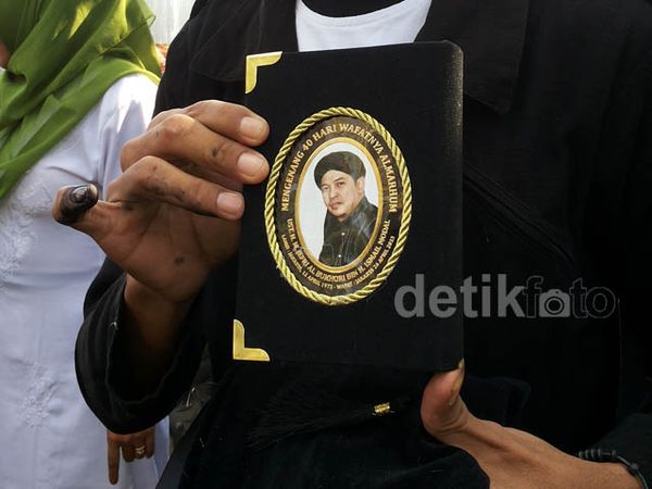 Ratusan Orang Mengantre Demi Suvernir Uje