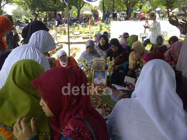 Suasana di Makam Uje