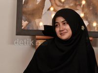 Istri Uje Tampak Lebih Tegar
