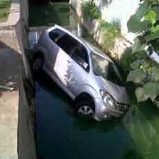 Lindas Polisi Tidur, Avanza Tercebur Selokan