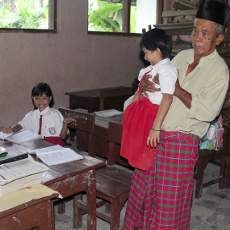 Dewi Tetap Punya Semangat Belajar Meski Tidak Punya Dua Kaki