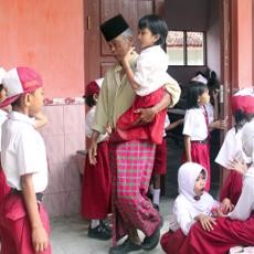 Meski Cacat Fisik, Nilai Pelajaran Dewi di Atas Rata-rata