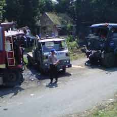 Truk Tanki Vs Dump Truk, Dua Orang Luka Berat