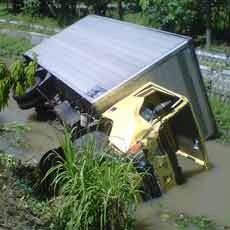 Truk Terjun ke Parit, Tiga Orang Luka-luka