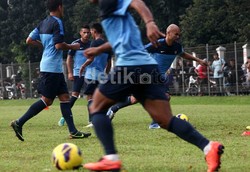 Hampir semua pemain mengikuti latihan ringan ini.