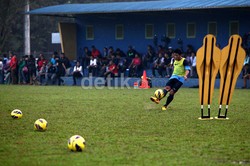 Mereka latihan pasing serta akurasi tembakan.