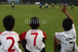 Sejumlah anak menyaksikan pemain Timnas berlatih.