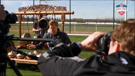 Mengintip Pembuatan Video Arsenal Main Gamelan