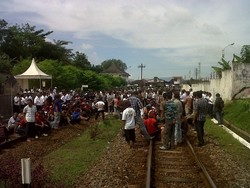Pedagang Asongan Purwokerto yang Blokir Rel Bubar, Arus KA Kembali Normal