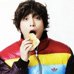 Yonghwa CNBLUE dan Fans Donasikan Beras & Susu