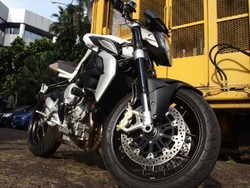 Menjajal Ketangguhan Moge Italia MV Agusta Brutale