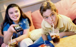 Makin Lama Nonton TV, Makin Banyak Anak Konsumsi Minuman Manis