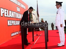 Jokowi Lantik Bupati di Pinggir Pantai