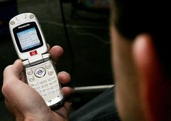 Ogah Matikan Ponsel, 100 Siswa SMU Dikeluarkan dari Pesawat