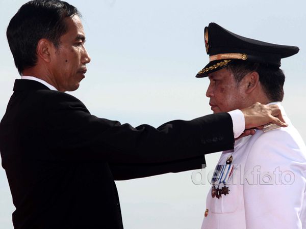Jokowi Lantik Bupati di Pantai Pasir Perawan