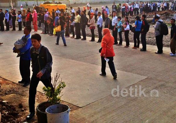 Antrean Tiket KRL di Stasiun Depok Baru Mengular